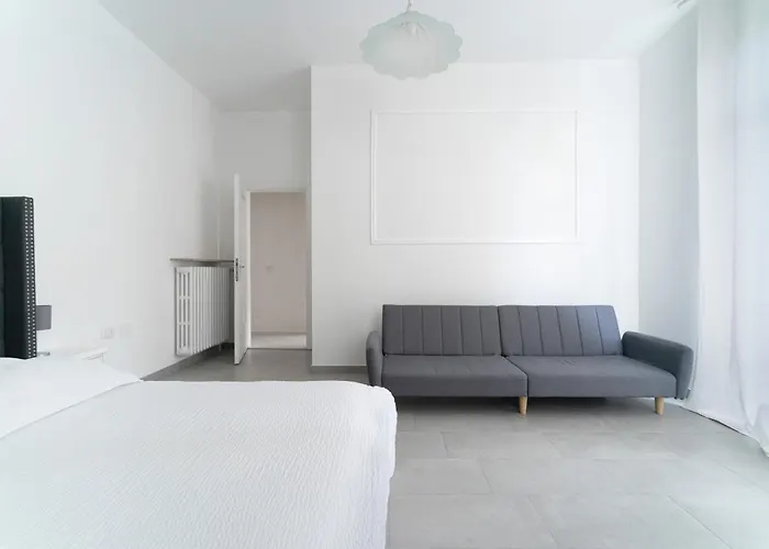 Spacious - 4 Bedrooms And 3 Bathrooms Apartment *